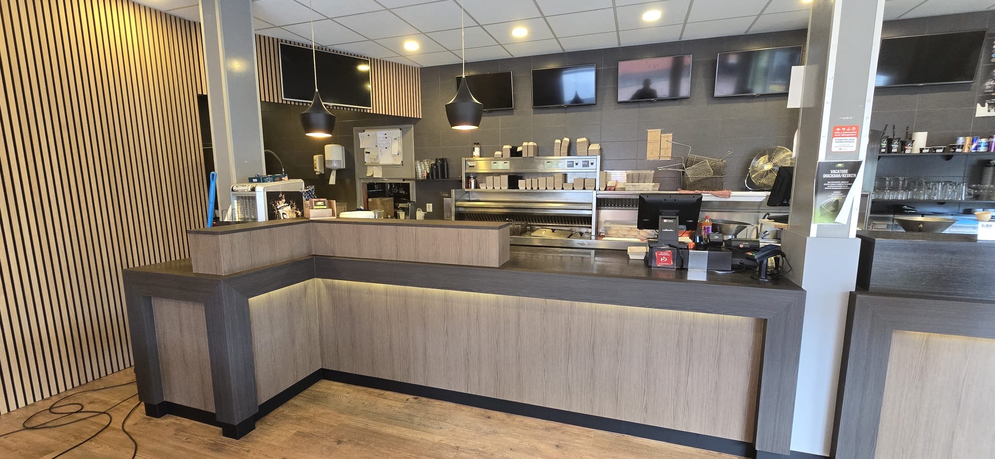 Modern cafe service counter. - Vdv Interieur Wrapper (Surhuisterveen)