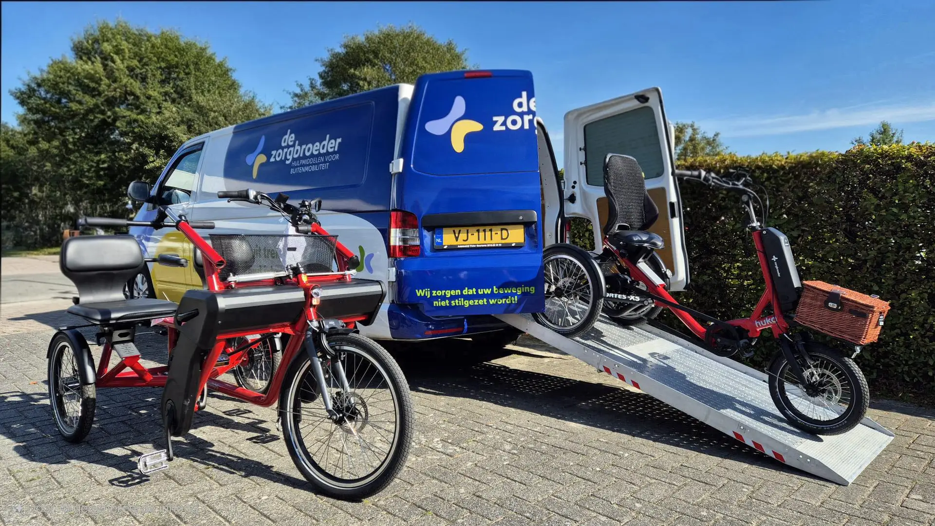 A van unloading Huka trikes. - Vdv Interieur Wrapper (zorgbroeder)