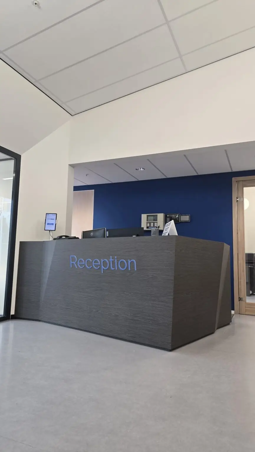 Modern dark wood reception desk - Vdv Interieur Wrapper (Balie-wrap)
