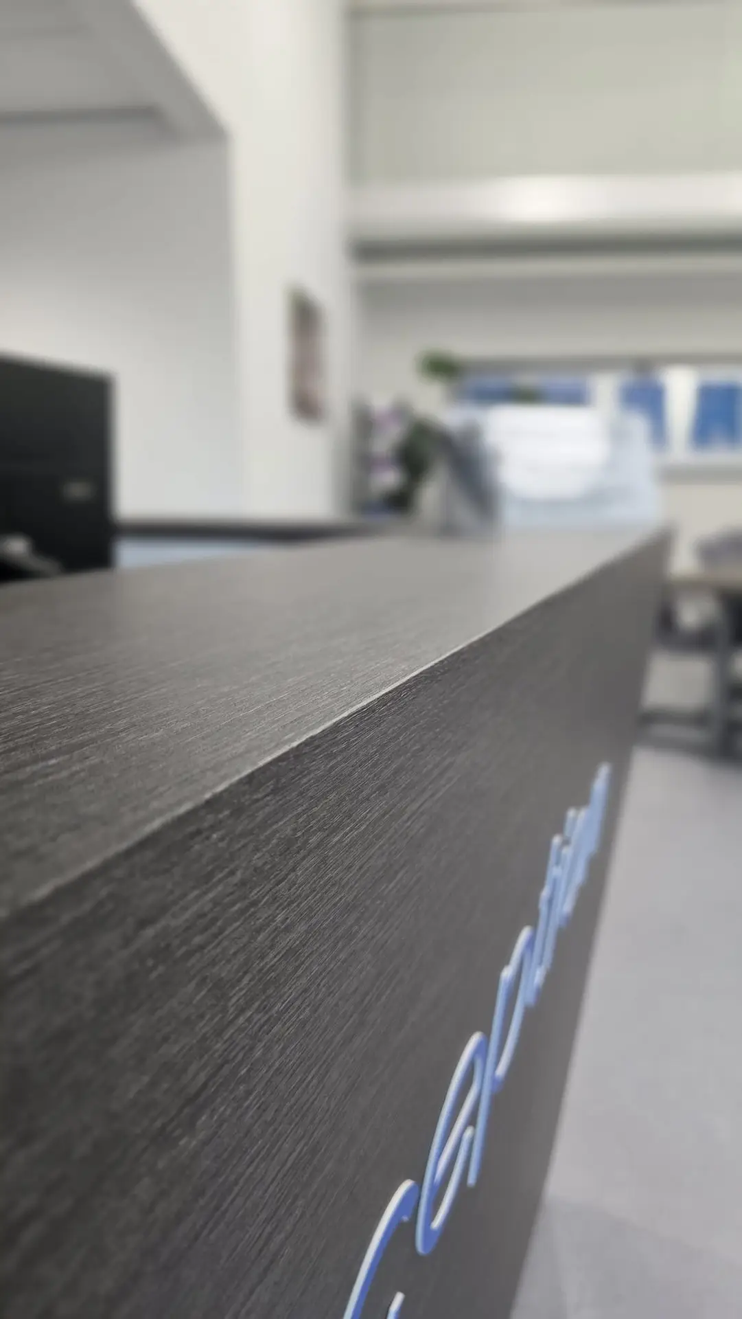 Modern reception desk in office. - Vdv Interieur Wrapper