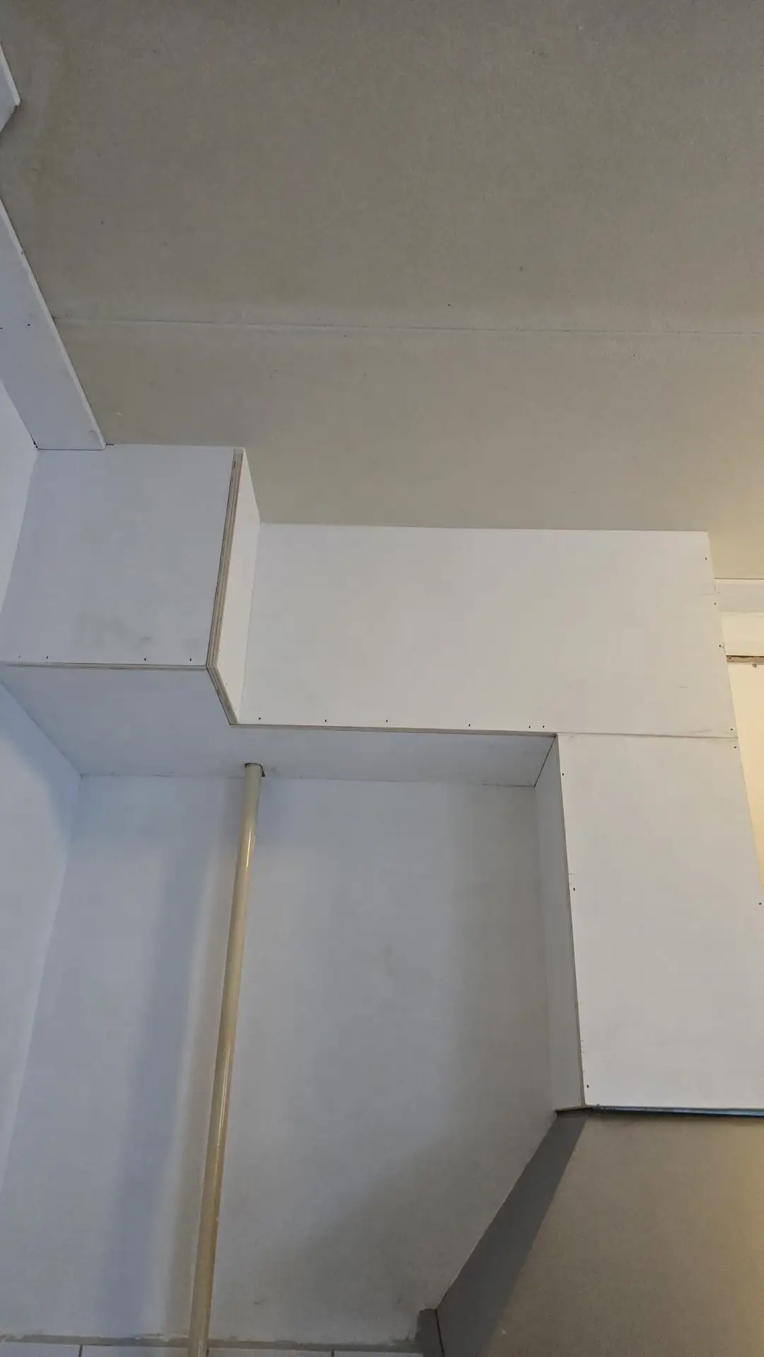 White kitchen extractor hood. - Vdv Interieur Wrapper
