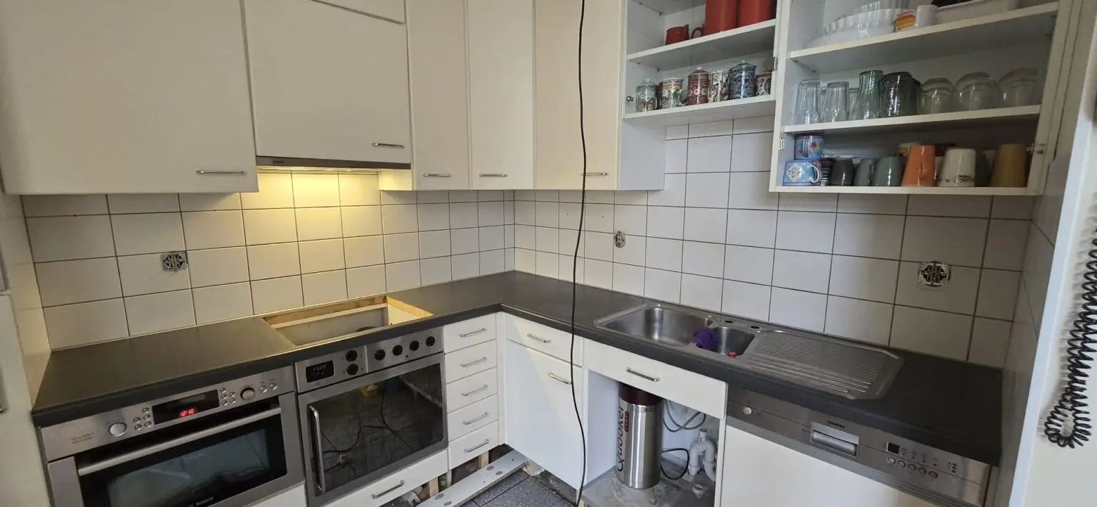 Moderne keuken met witte tegels. - VDV Interiorwrapper