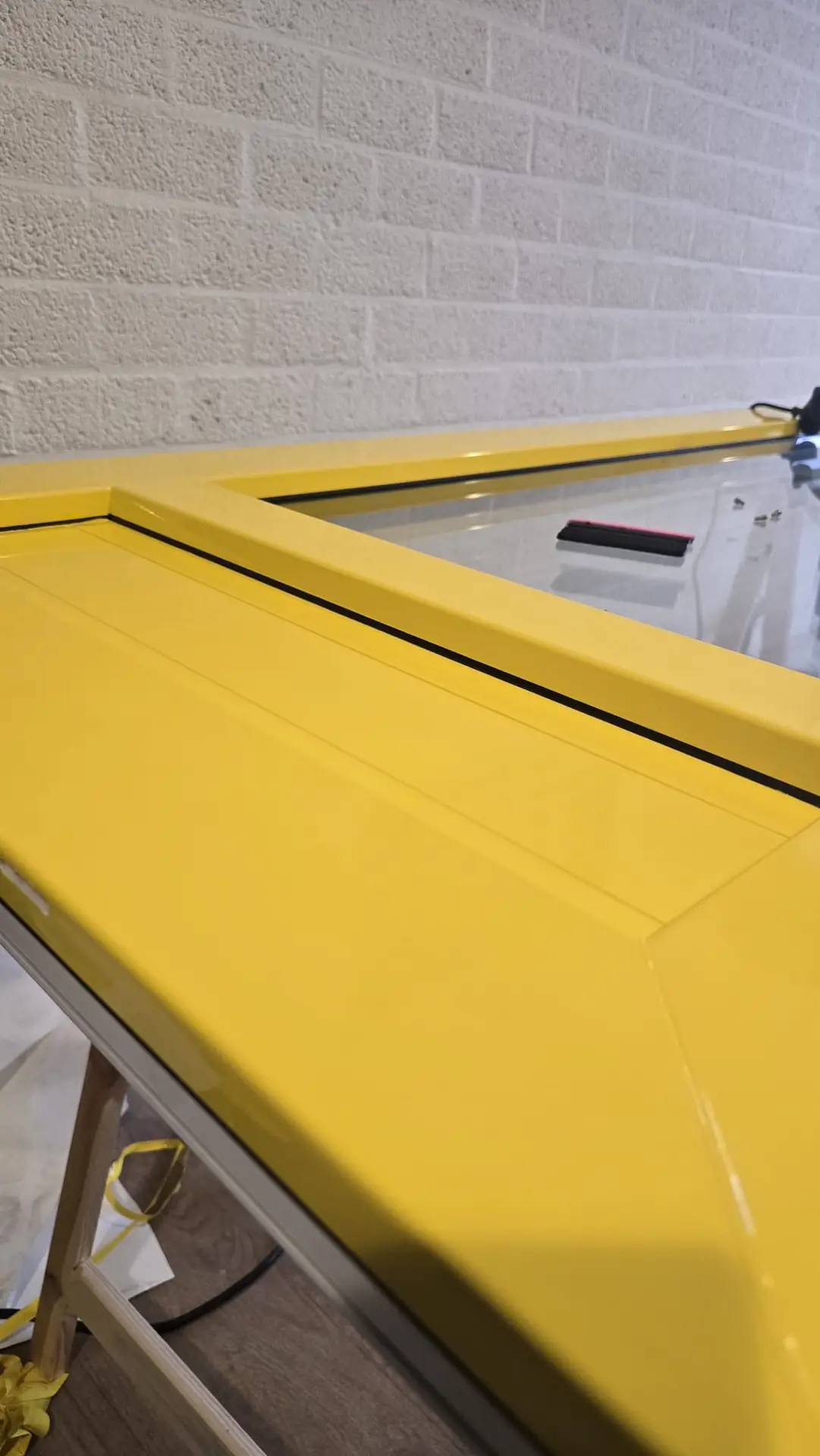 Yellow metal window frame [1] - Vdv Interieur Wrapper (Kunststof)